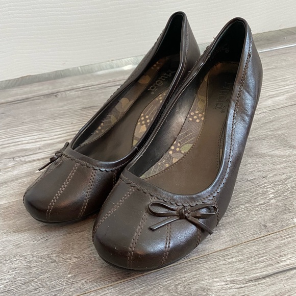 Brown bow heels, size 8 - Picture 4 of 7